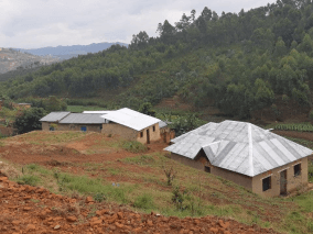 Várias casas espalhadas por um planalto, também cercada pela natureza