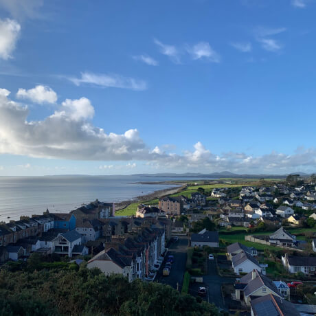 Paisagem da cidade Criccieth no País de Gales